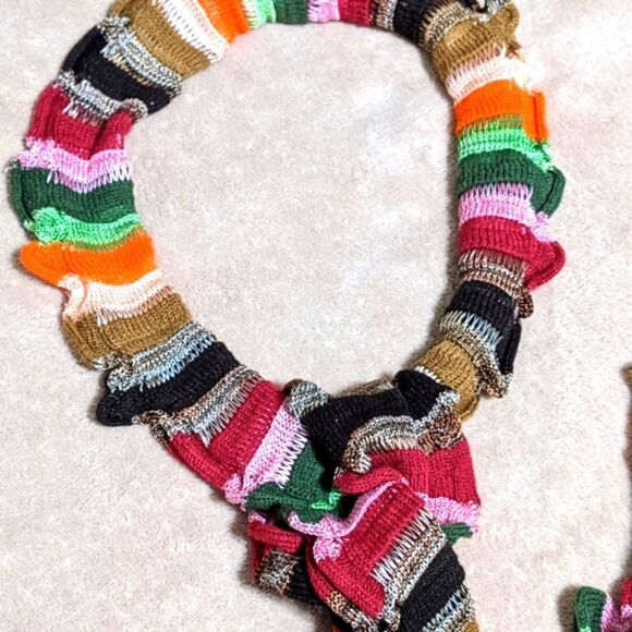 Cejon NWOT Light Knit Women's Scarf w/ Ruffled Edges - Picture 4 of 10